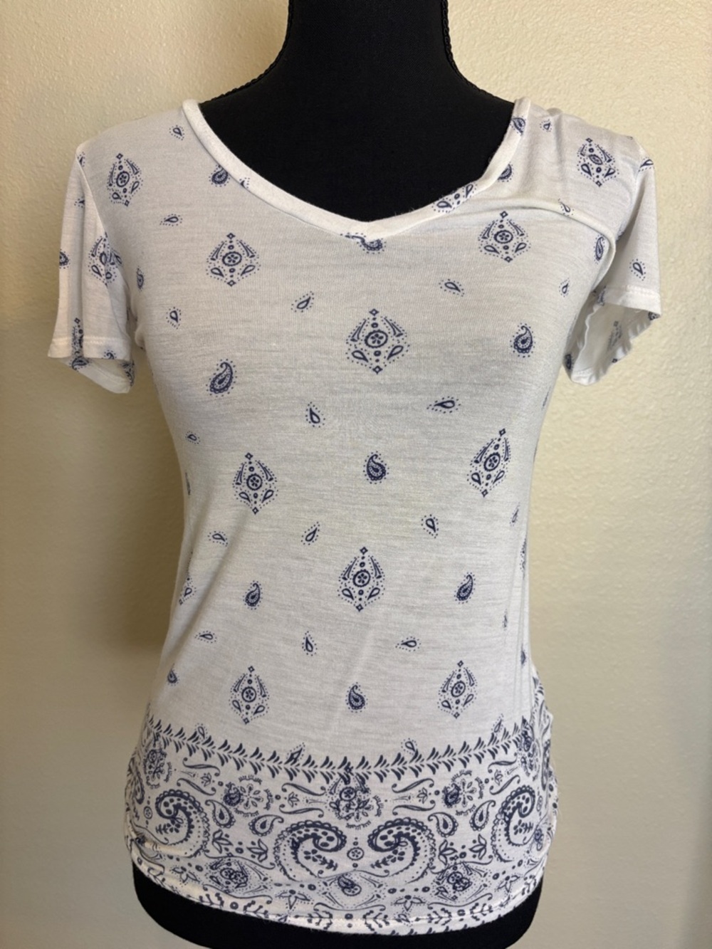 Women’s Mudd White Short-Sleeve Paisley Print Tee